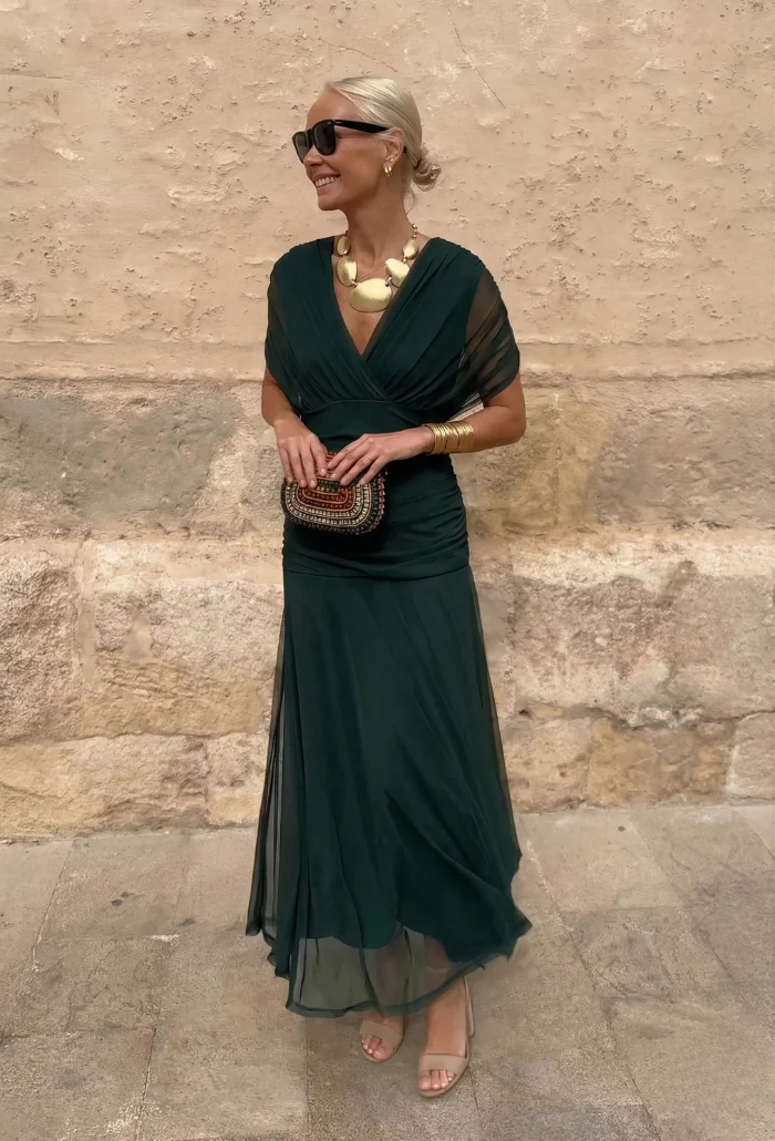 LUISA | ELEGANTE VESTIDO LARGO CON ESCOTE EN V QUE REALZA LA SILUETA